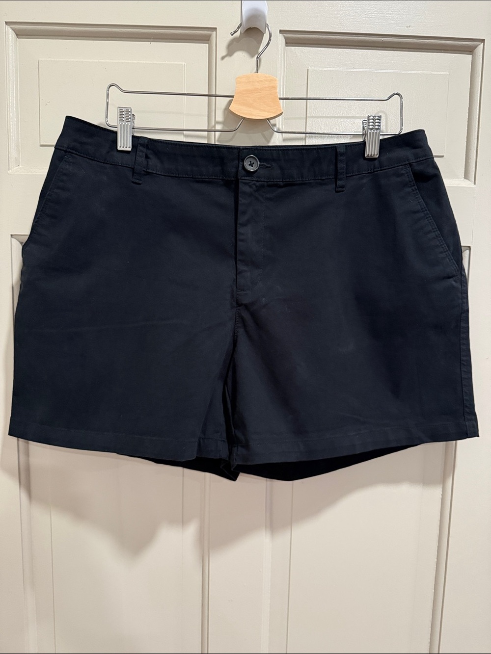 Amazon Essentials Women's Mid-Rise Curvy-Fit 5 Inch Inseam Khaki Shorts Size 16